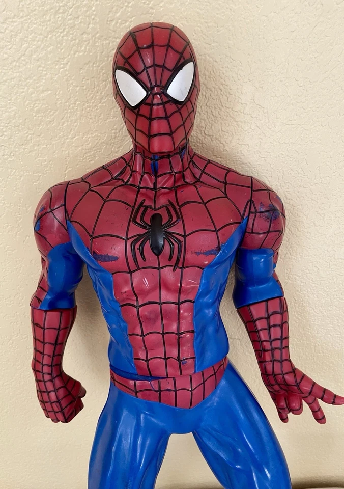 Figura de acción Marvel Spiderman 31 pulgadas posable grande 2013 Hasbro repintada  Foto 2 de 4