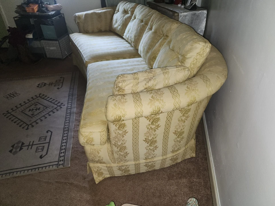 Sofá amarillo curvo hecho a medida Clyde Pearson vintage de los años 60 Foto 2 de 4