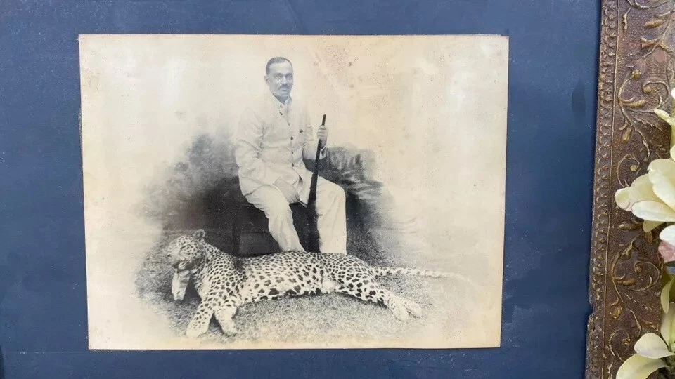 Antigua fotografía de guepardo cazado rey de la India en blanco y negro enmarcada con marco de patrón floral Foto 3 de 4