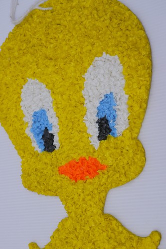 VINTAGE MELTED PLASTIC POPCORN FIGURAL WALL ART OF TWEETY BIRD, 20.75 INCHES - Picture 2 of 3