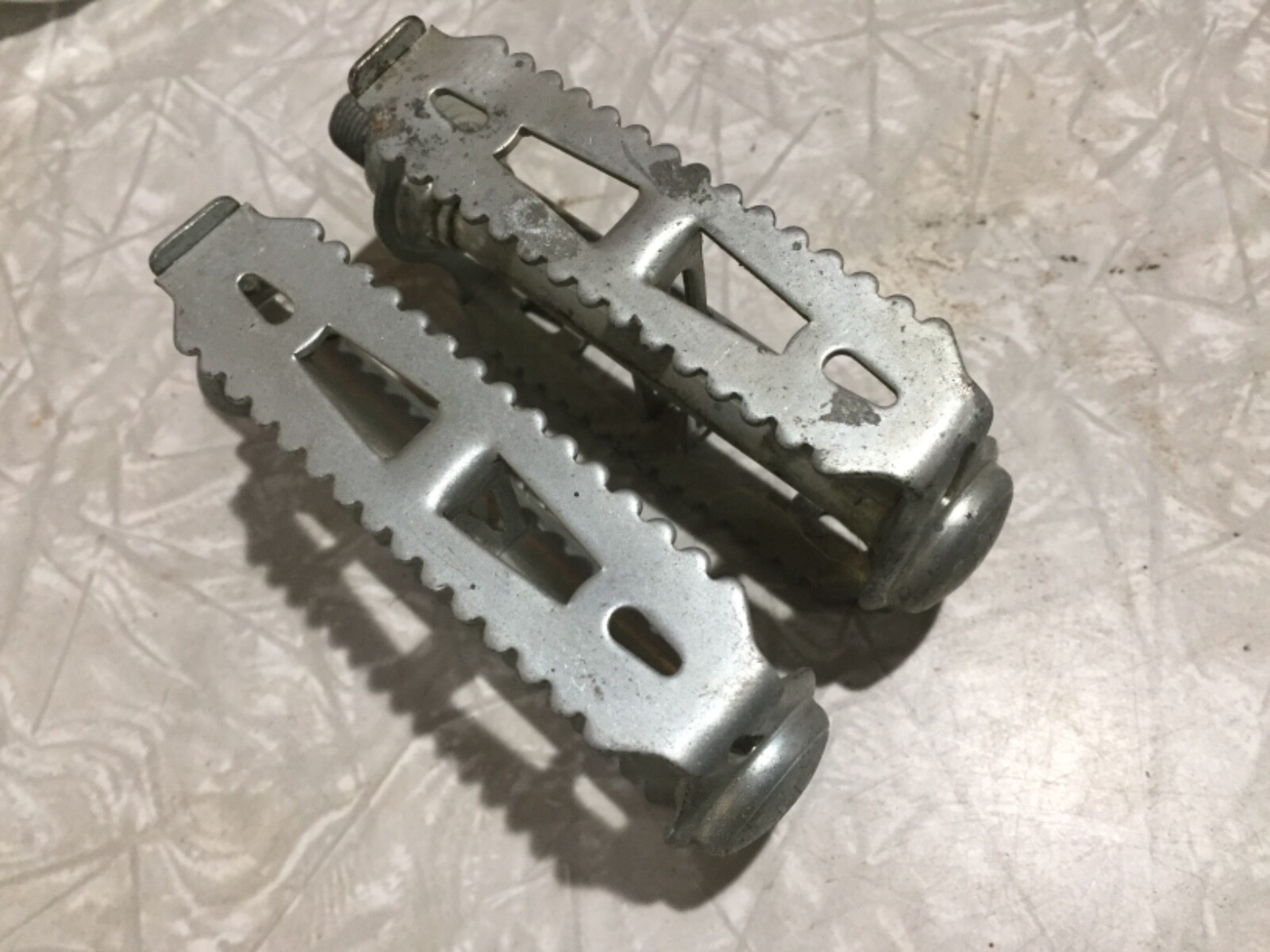 Original Schwinn RAT TRAP PEDALS correct for 1967-1968 Ramshorn Fastback GORĄCE zapasy