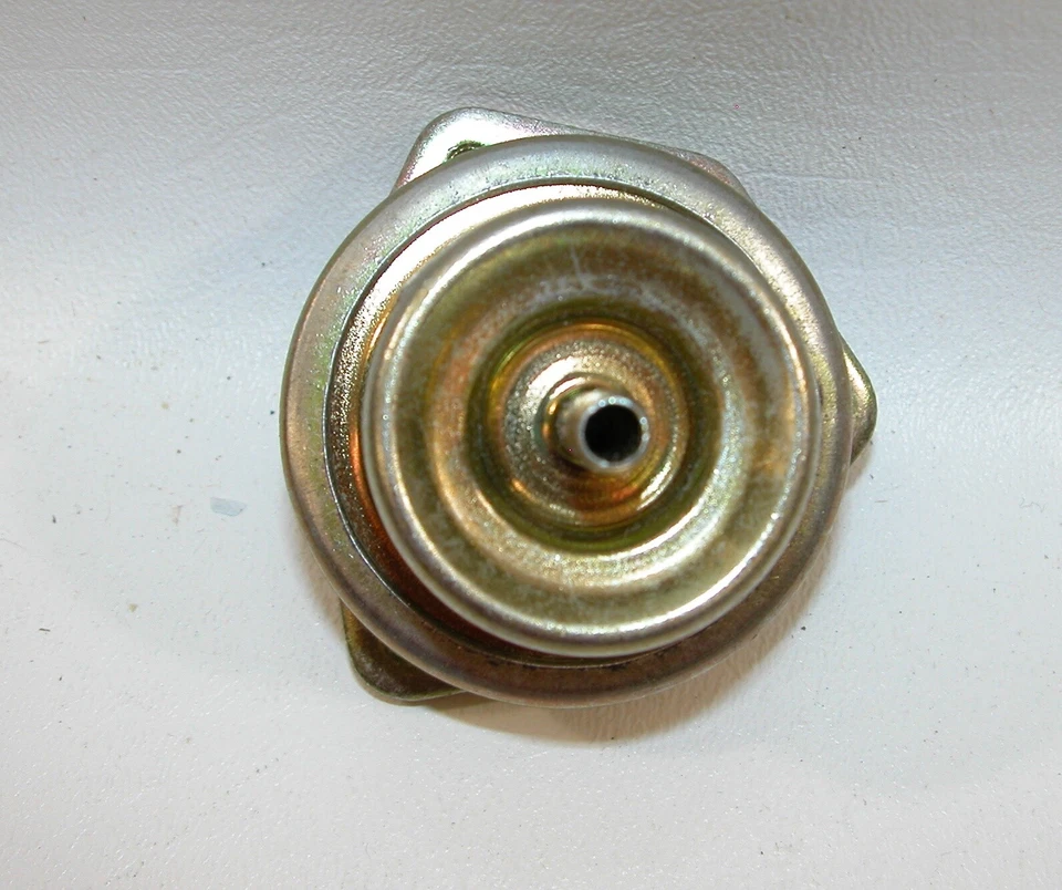 Holley 512-7 Fuel Pressure Regulator Fits 84-85 Caravan Laser Daytona Charger - Изображение 2 из 4