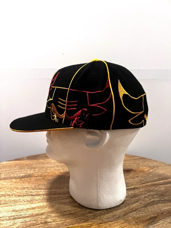 Boné ajustável UNK NBA Chicago Bulls vermelho preto e dourado tamanho 7 1/2 enfeitado - Imagem 2 de 4