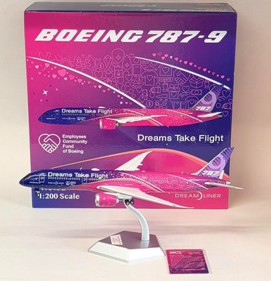 SQ Wings 1:200 Boeing 787-9 Company ''Dreams Take Flight'' N1015B mit Ständer