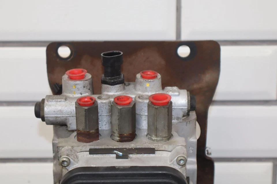 Conjunto de módulo de bomba ABS Chevy Tahoe GMT400 98-00 OEM Foto 2 de 4