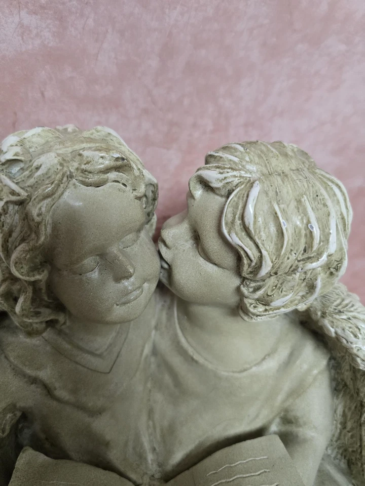 Hogar Interiores Regalos Querubín Ángel Estatua Estatuilla Libro de Lectura Besándose en la mejilla Foto 4 de 4