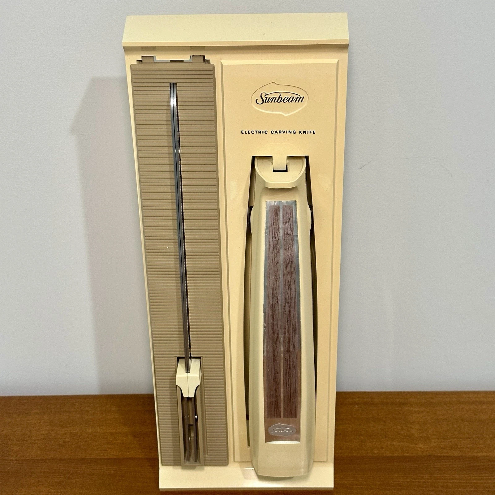 Vtg 1960s Sunbeam EK-A Electric Carving Knife Wall Mount Tested ✅ Clean Almond