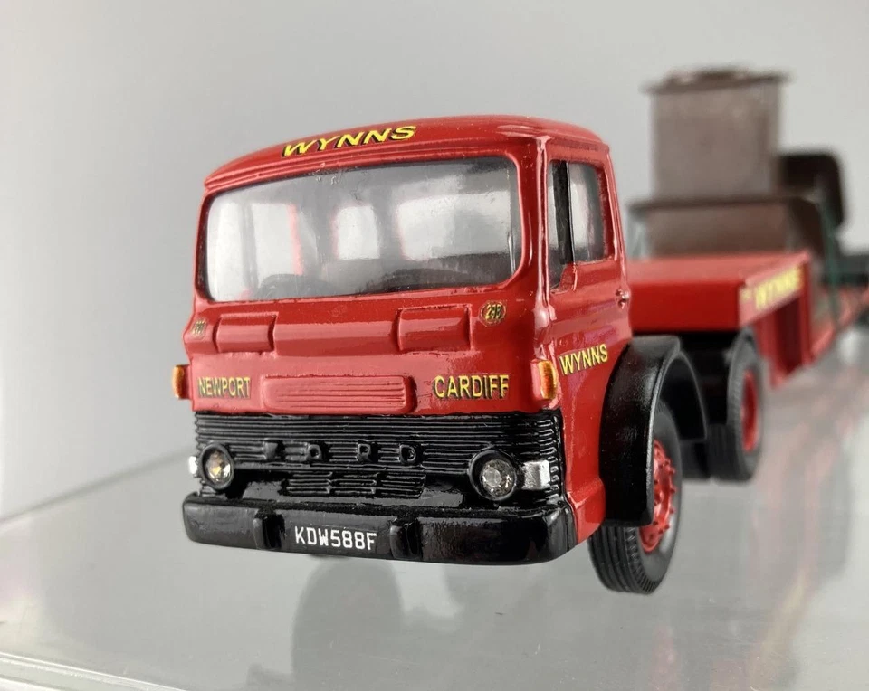 CORGI 1:50 SCALE - HEAVY HAULAGE - WYNNS - FORD D1000 WITH TRAILER & LOAD - — 第 3/4 张图片