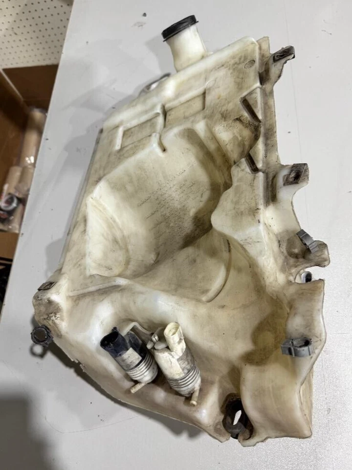 2002-2009 GMC ENVOY WINDSHEILD WASHER RESERVOIR P/N 15832643 GENUINE OEM PART - Image 3 of 4