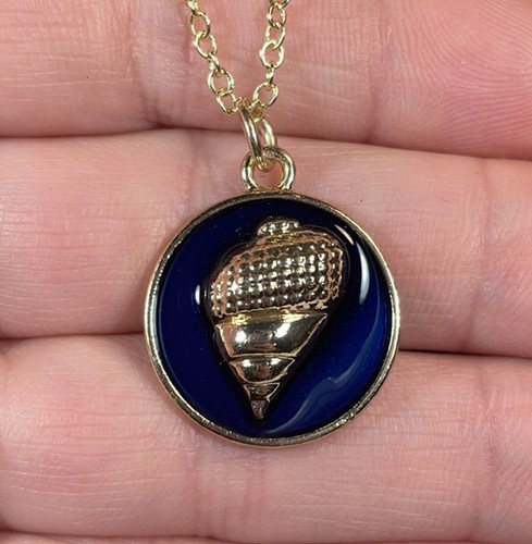 Seashell beach pendant necklace gold 