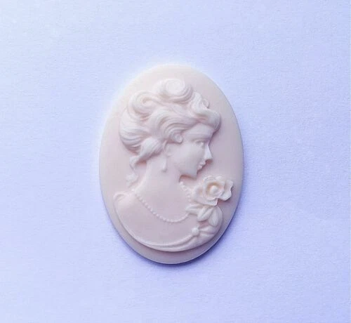 Collane e pendagli di bigiotteria bianchi in resina