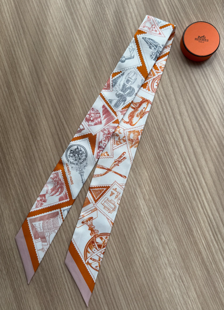 エルメス HERMES ツイリー LE PHILATELISTE DU FAUBOURG スカーフ 衣料品 シルク シルク レディース レッド系 / ホワイト系 / マルチカラー 【中古】 NEW Hermes Le Philateliste du Faubourg Twilly - Orange Cuit / Gris