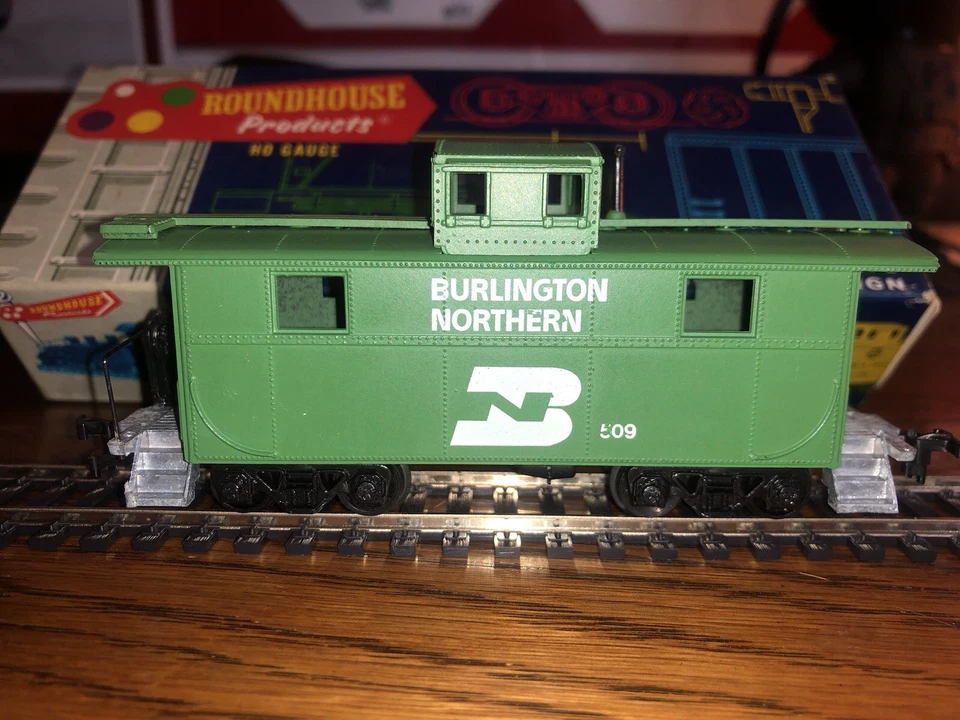 HO Scale Roundhouse Burlington Northern Caboose Kit - Image 2 of 4