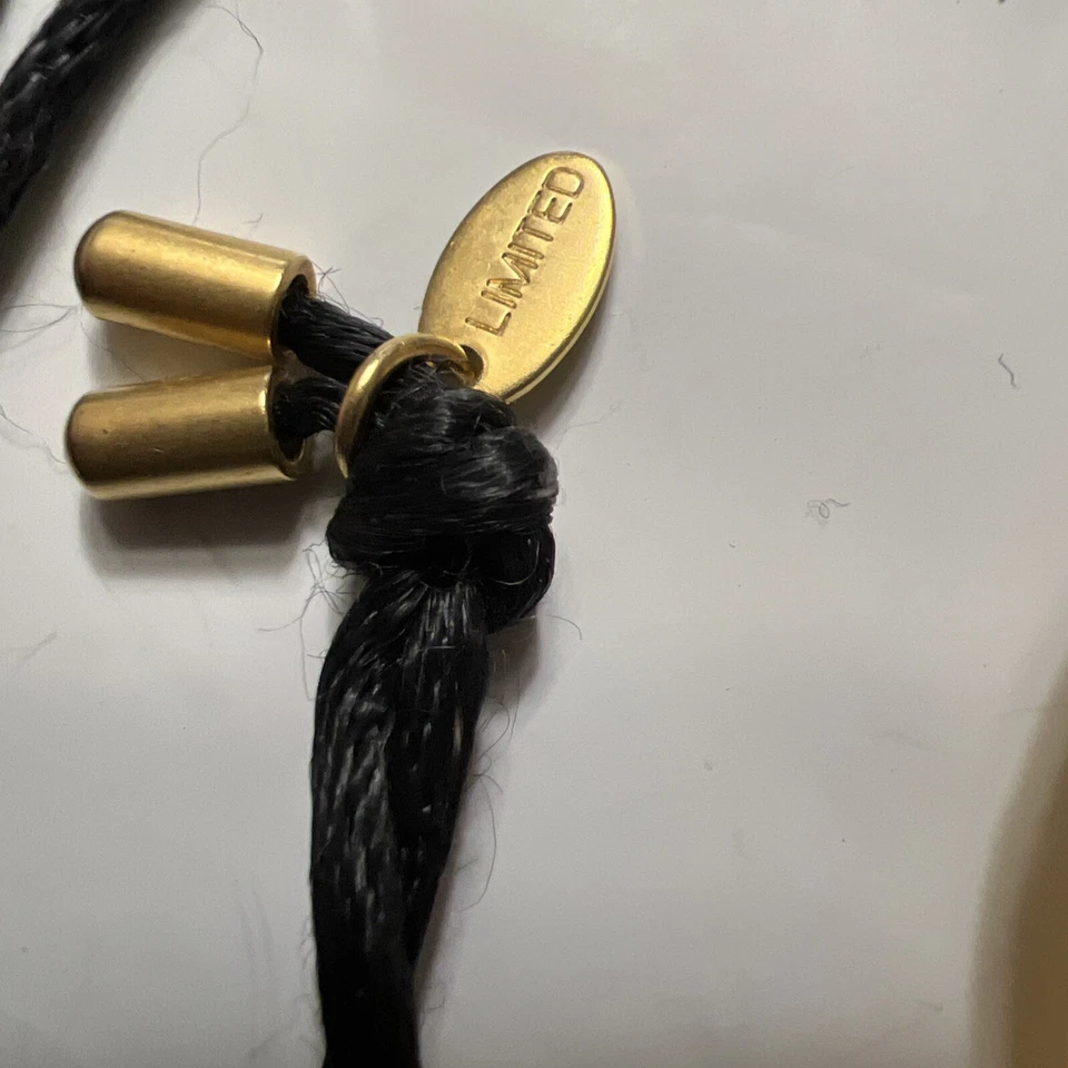 "Collar colgante The Limited Lrg color ámbar mate satinado tono dorado 36"" cordón negro" Foto 2 de 4