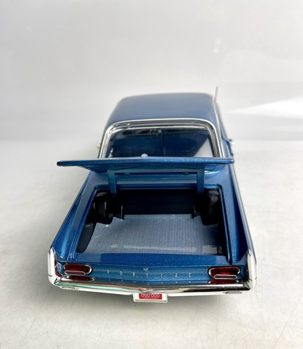TOMY - AMERICAN MUSCLE 1/18 SCALE 1961 PONTIAC CATALINA BUBBLE TOP blau - Bild 6 von 7