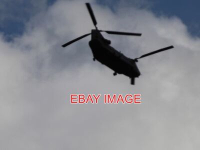 FOTO CHINOOK HUBSCHRAUBER GROSSES UND ZWEIROTORIGES SCHIFF NICHT WEIT VON RAF ODIHAM.