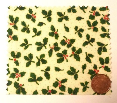 Fat Quarter Baumwollstoff mit kleinen Stechpalmenzweigen auf natürlichem Hintergrund