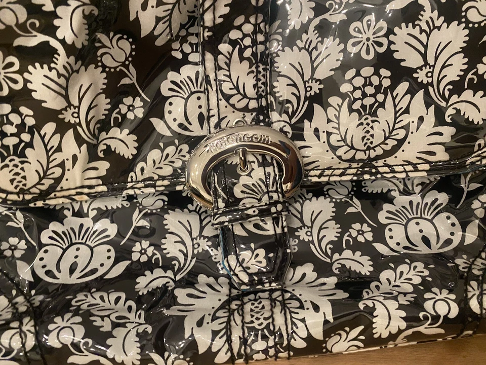 Bolsa de pañales para bebé Kalencom de nailon negra blanca floral usada en excelente estado sin signos de desgaste Foto 2 de 4