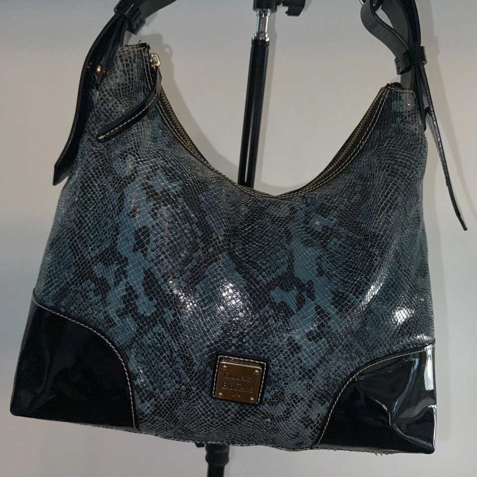 Сумка наплечная Dooney & Bourke синяя змеиная кожа питон хобо лакированная пенная отделка - Изображение 4 из 4