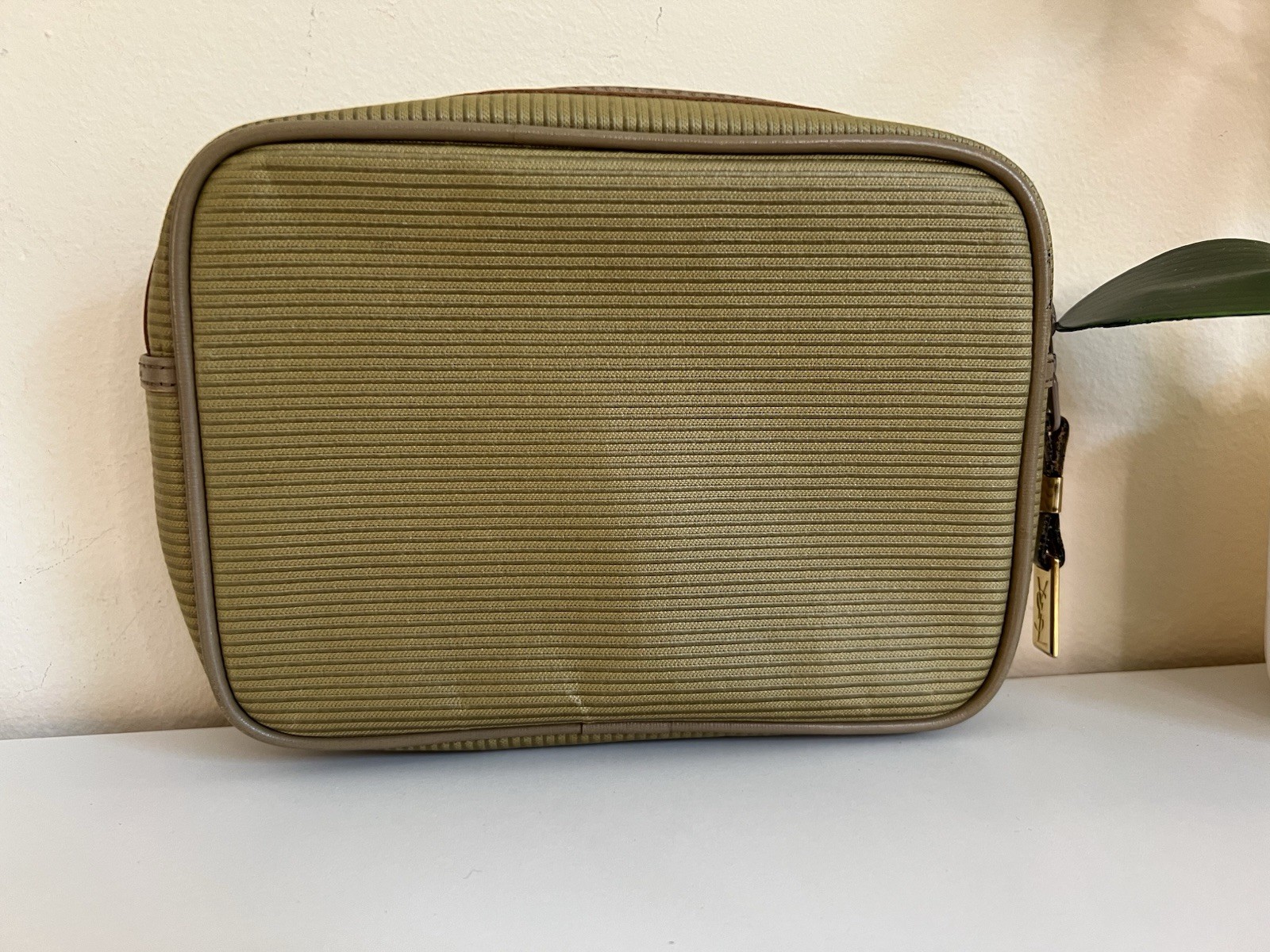 Borsa da toeletta Yves Saint Laurent marrone bellissimo logo zip pull usata in ottime condizioni.