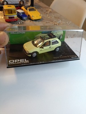 Opel Collection 1/43 Opel Corsa B Swing 1993 - 2000 gelb in Vitrine