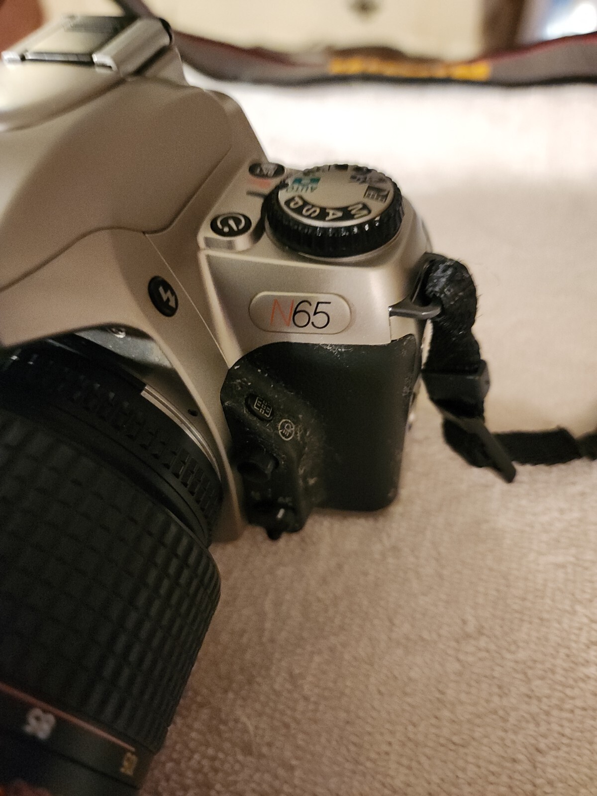 Nikon N65 SLR 35mm Film Camera w/ Nikon 28105 mm f/13.54.5 D Lens