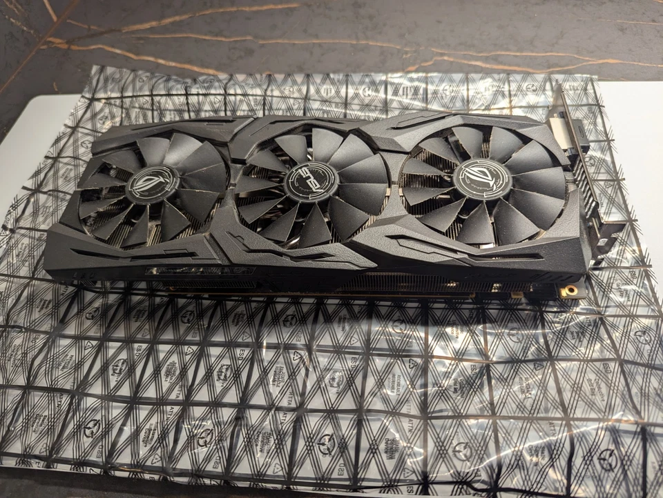 Tarjeta de gráficos ASUS NVIDIA GeForce GTX 1080 8GB GDDR5X (STRIX-GTX1080-A8G-GAMING) Foto 2 de 4