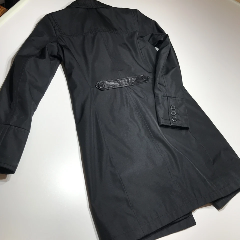 Gabardina Kenneth Cole Reaction negra botón frontal exterior viaje talla mediana Foto 2 de 4