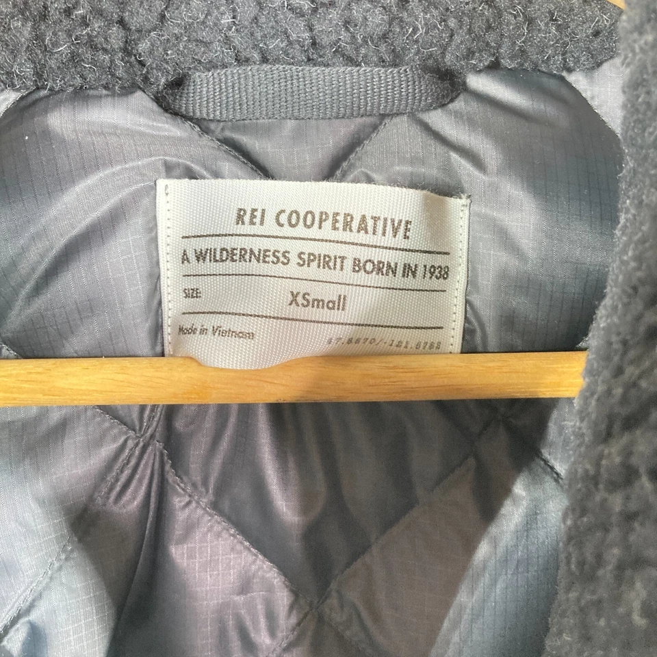 Chaqueta acolchada polar REI Co-op para mujer gris negra talla XS senderismo al aire libre Foto 2 de 4