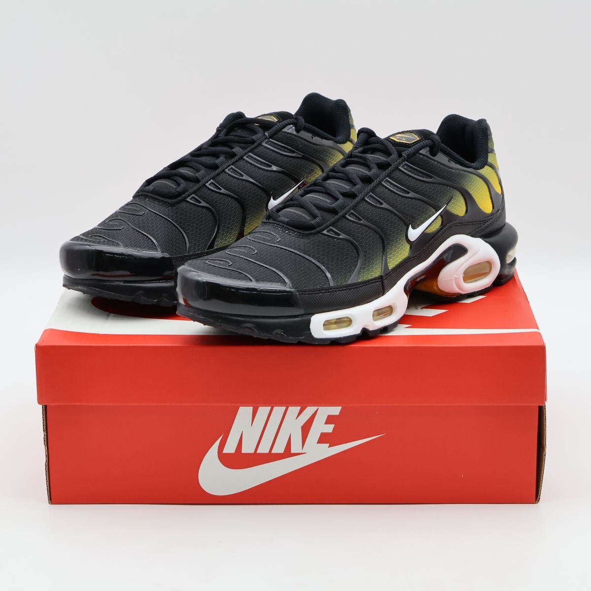 gold air max plus outfit