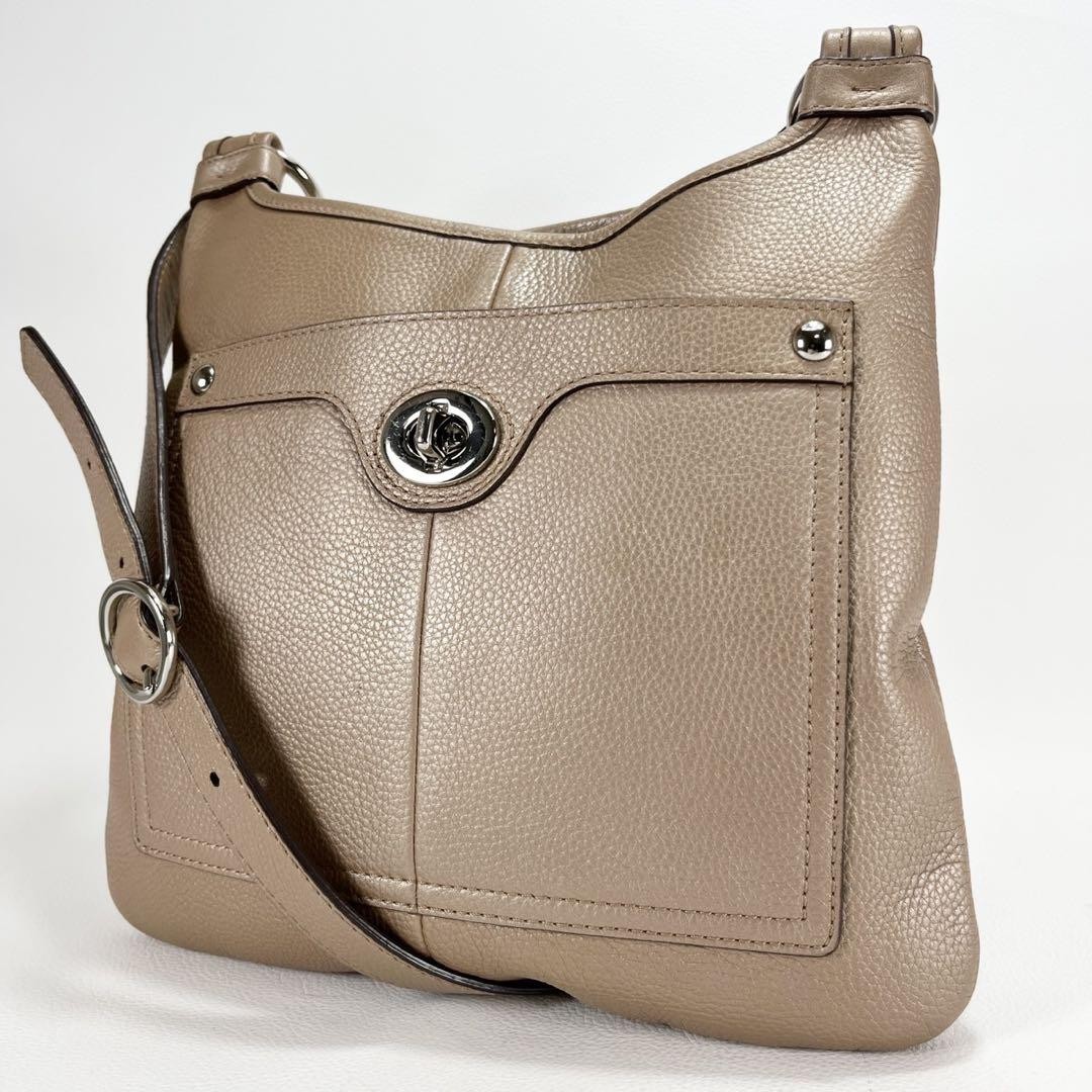 Coach Beige Leather Shoulder Bag M703 Stylish High-Quality Pre-Owned