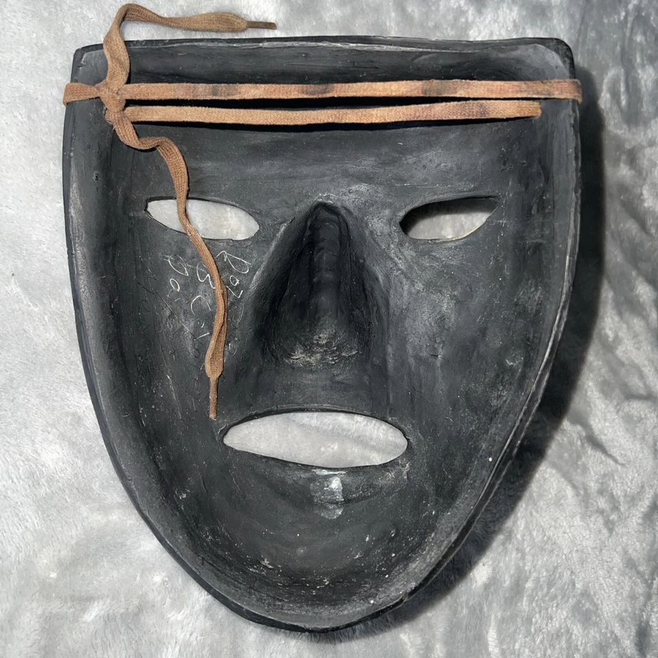 Pieza de Arte Genuino - Máscara con Corbata de Cuero Por Dolta Bosa Sbcoyotepec Oaxaca México Foto 2 de 4