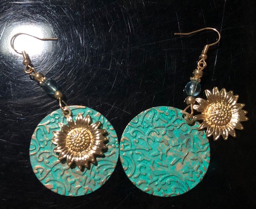 NWOT Green/Gold Sunflower & Discs Dangling Fashion Pierced Earrings 2.75"L - Picture 3 of 5
