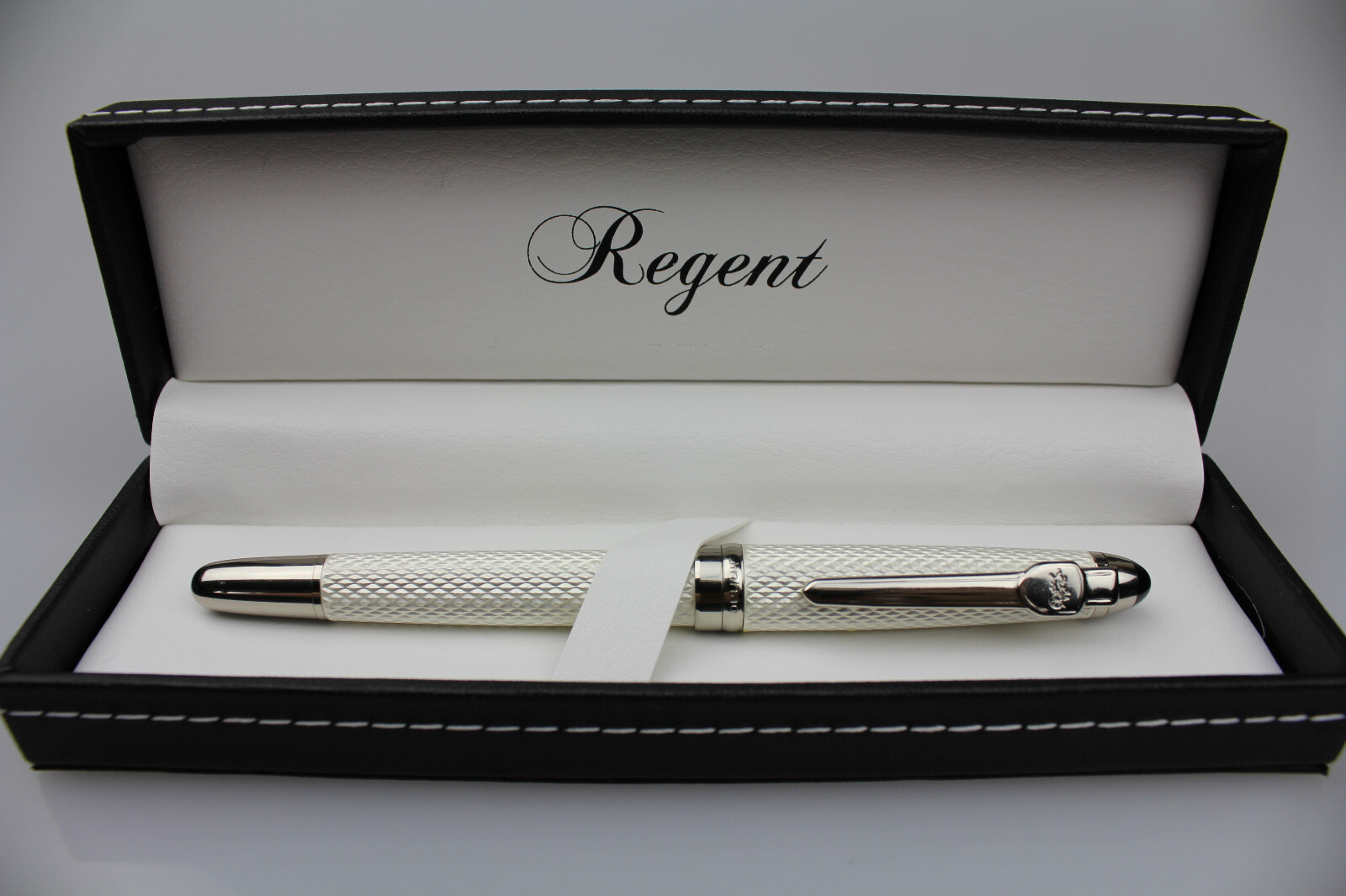 Stylo roller REGENT blanc et argenté parfait pour signer vos contrats importants au bureau