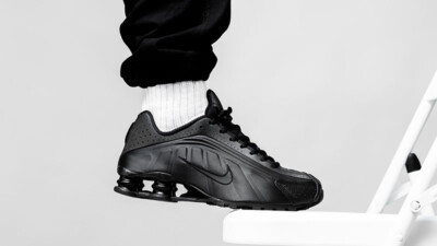 nike shox r4 triple black