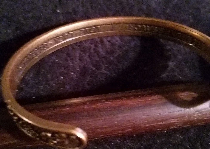 Pulsera Alex And Ani Love & Luck Cuff 6.5 Foto 2 de 4