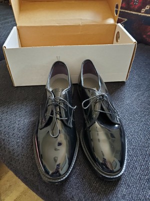 shiny black oxford shoes