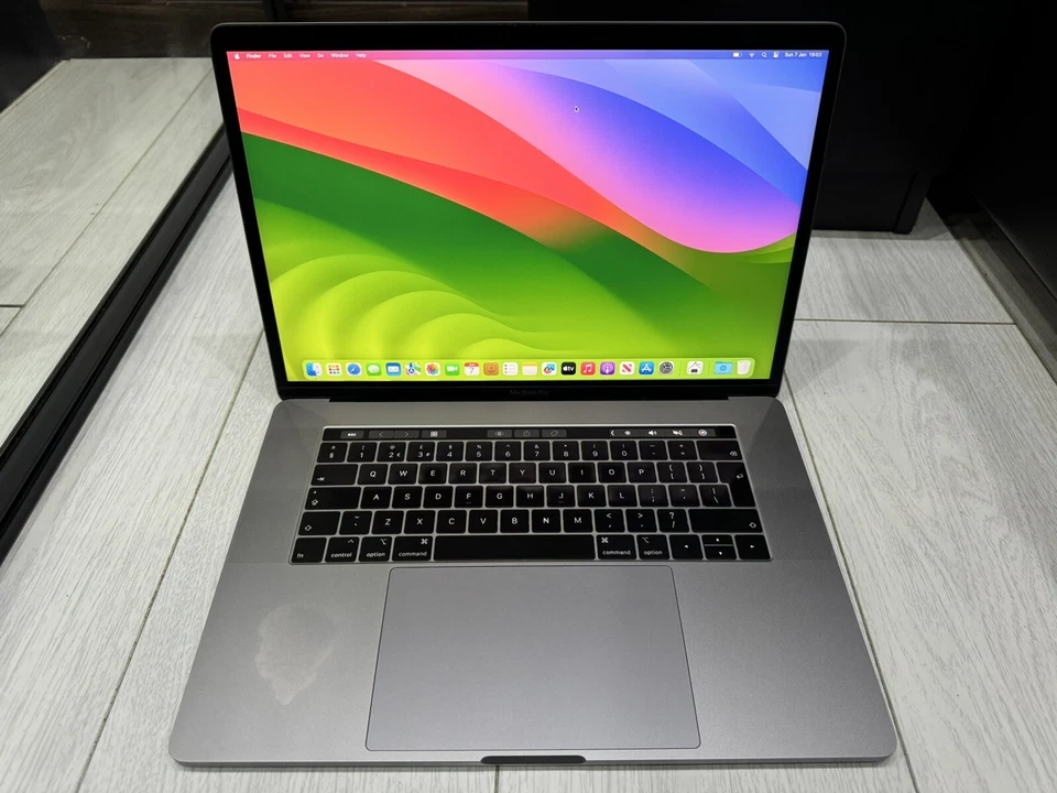 Apple MacBook Pro Retina 15.4” 2018 512GB SSD 32GB Ram 2.9GHz 6-Core i9 Pro 560X - Image 2 of 4