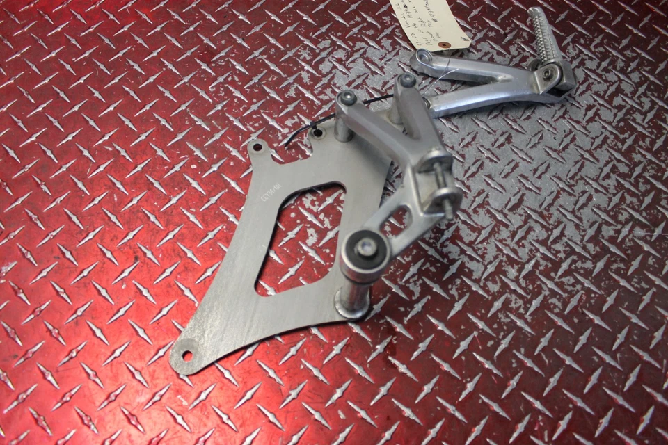 Clavijas de pasajero Yamaha YZF R6 1999-2002 con soporte de escape de montaje alto R6124 Foto 2 de 4