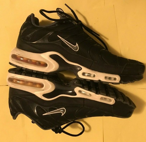 black white air max plus