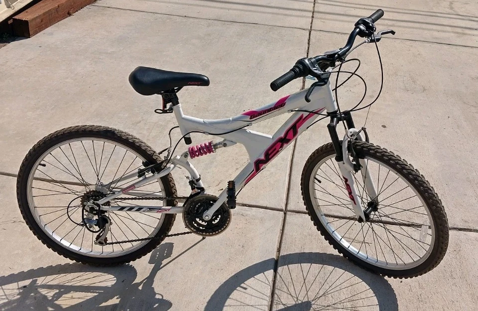 PRÓXIMA Mountain Bike Feminina Monoshock 24" 18 Velocidades Branca/Rosa Levemente Usada - Imagem 2 de 4