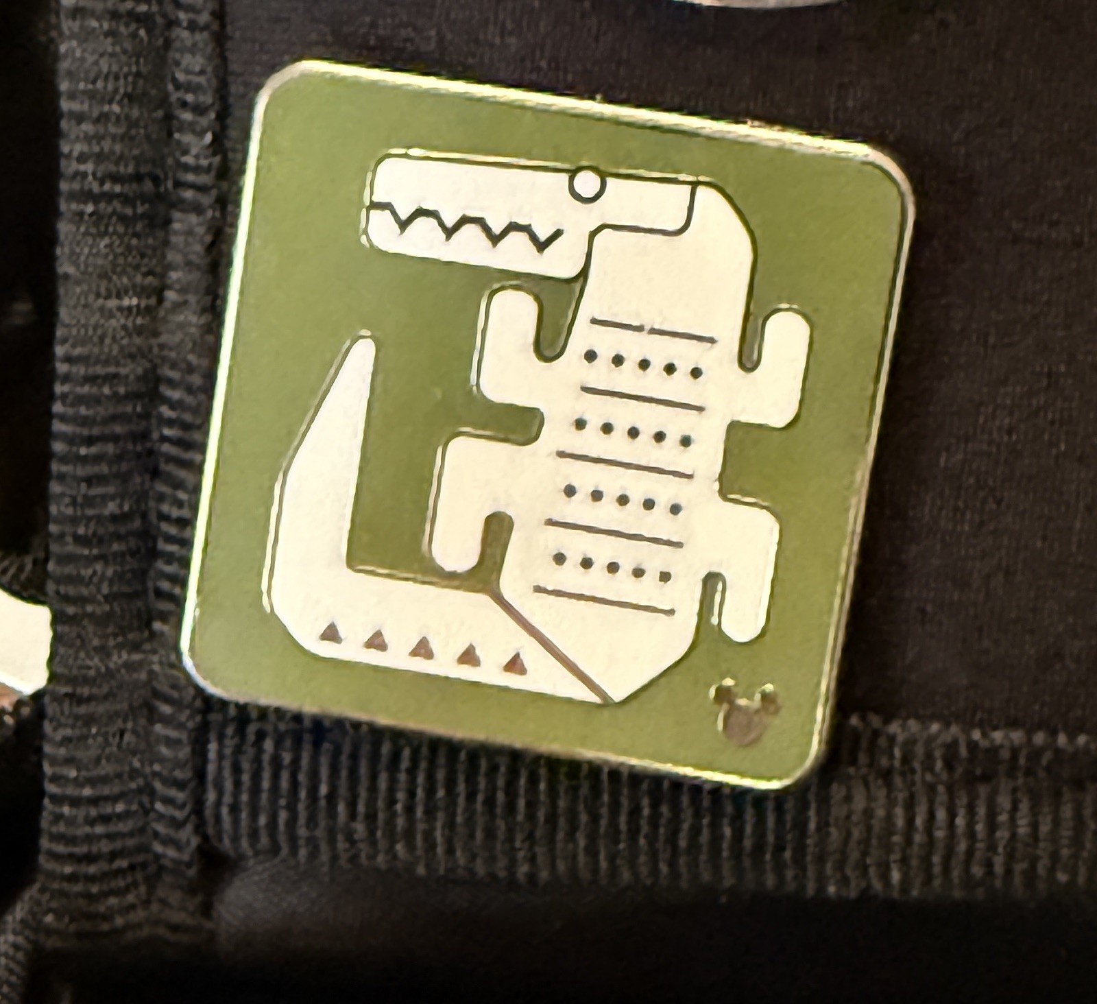 Disney Pin Alligator Crocodile Adventure Isle SDR Shanghai Hidden Mickey 119200