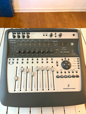 Digidesign Digi 002 8-Ch Digital Mixer/Interface, Motorized Faders, FireWire