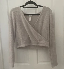 H&M Women’s Beige Fuzzy Cropped Sweater Top V-Neck Size L