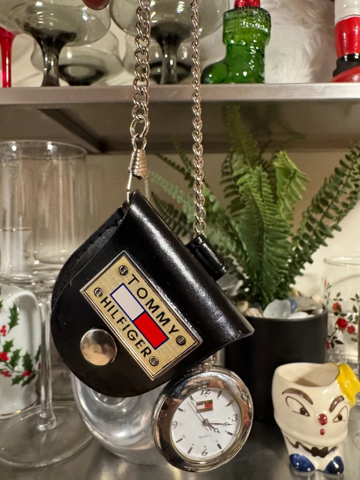 Reloj Bolsillo Tommy Hilfiger Vintage en Estuche de Cuero con Lazo para Cinturón y Cadena Foto 2 de 4