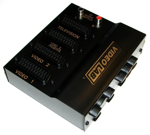 NEW BLACK METAL 3 X THREE WAY SCART SWITCH INPUT EXPANDER + RCA/PHONO AUDIO OUT