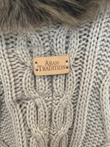 Aran Traditions Faux Fur Trimmed Cable Knit Sweater Beige Poncho Shawl Wrap OSFA - Picture 5 of 8