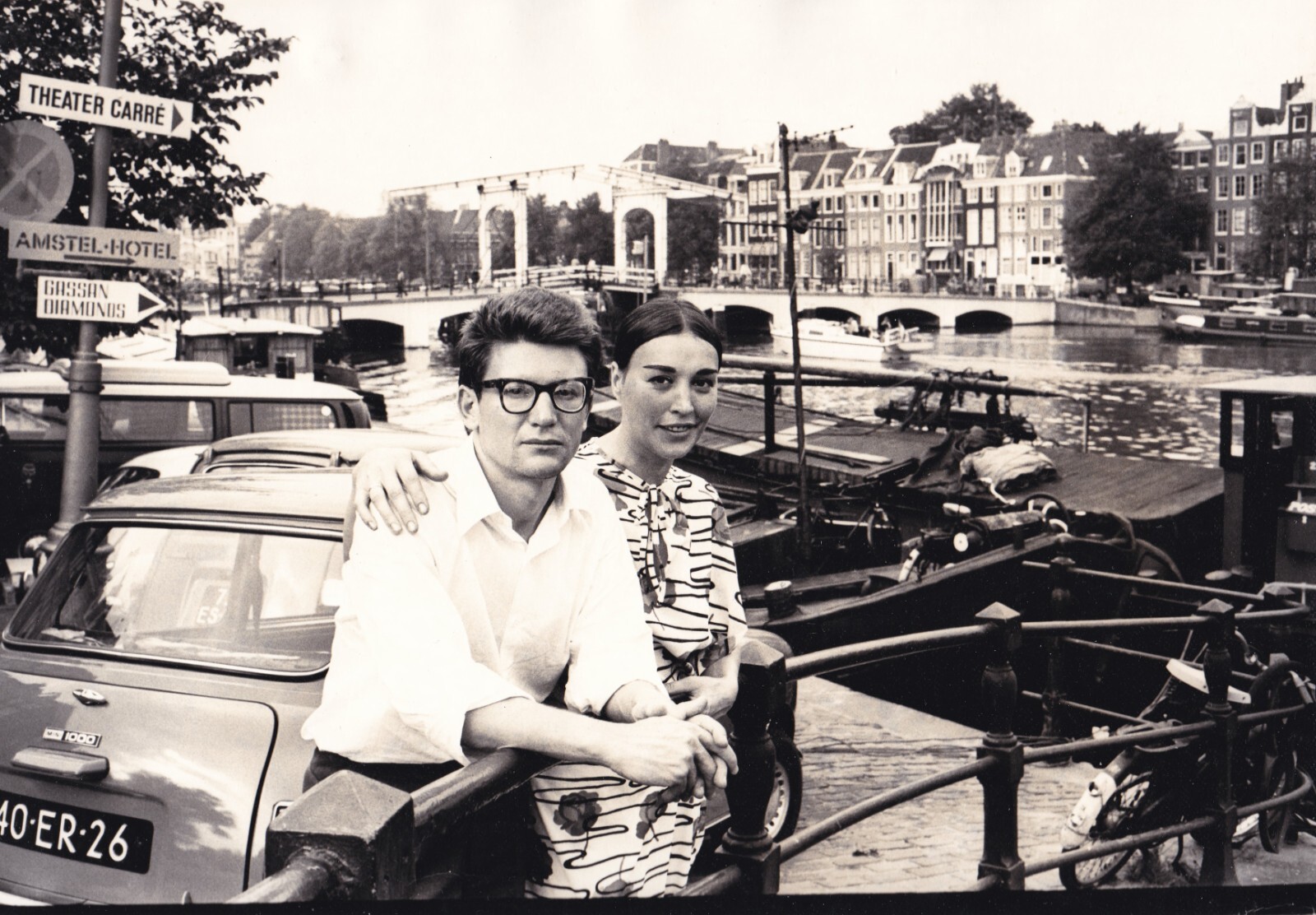 foto vintage grande moda designer Yves Saint Laurent moda a piedi nudi foto 1976