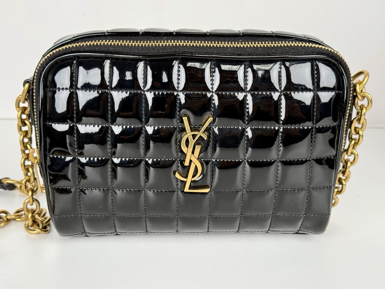 Saint Laurent Cassandre Mini borsa per fotocamera in pelle verniciata trapuntata lucida