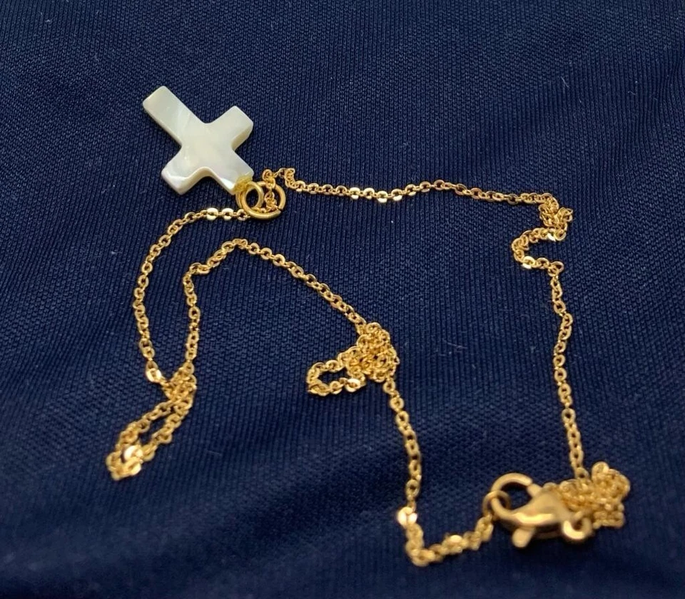 Colar madrepérola cruz com aço inoxidável e banhado a ouro. - Imagem 2 de 4